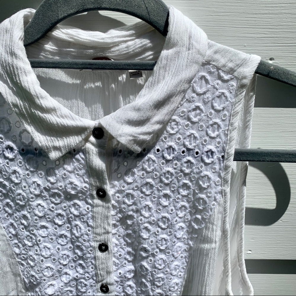 CASUAL STUDIO button down sleeveless summer top